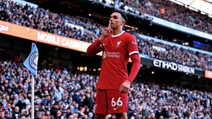 Selebrasi Trent Alexander-Arnold usai cetak gol ke gawang Manchester City