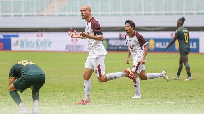 Selebrasi Wiljan Pluim setelah mencetak gol untuk PSM saat melawan Persikabo Liga 1, Jumat (14/7/2023). (Twitter/@PSM_Makassar)