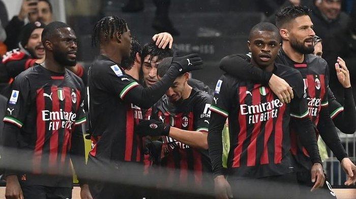Selebrasi para pemain AC Milan saat mengalahkan AS Roma pada giornata 17 Liga Italia Serie A di Stadion San Siro, Senin (9/1/2023). (Instagram / @acmilan)
