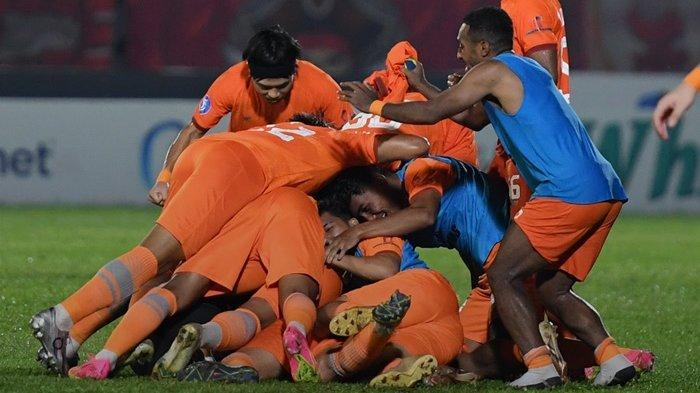 Selebrasi para pemain Borneo FC usai mencatatkan skor ke gawang lawan.
