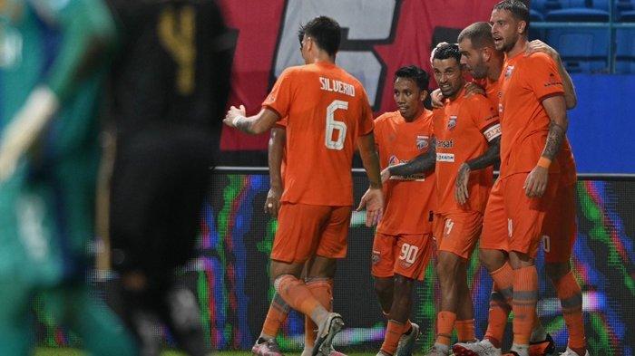 Selebrasi pemain Borneo FC usai mencetak gol ke gawang Bhayangkara FC, pada 26/2/2024) malam, di Stadion Batakan Balikpapan. Pesut Etam berhasil mencetak 4 gol tanpa balas.