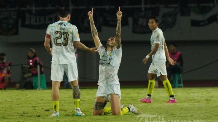RESPONS TYRONNE - Selebrasi pesepak bola Persib Bandung, Tyronne Del Pino (tengah) setelah mencetak gol timnya ke gawang PSS Sleman dalam lanjutan Liga 1 di Stadion Manahan, Solo, Senin (9/12/2024) malam.  