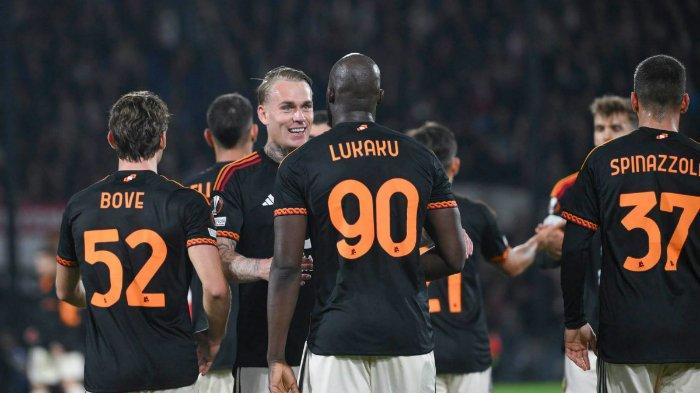 Selebrasi skuad AS Roma dalam pertandingan kontra Feyenoor di leg pertama play-off knockout Liga Europa di Stadium De Kuip, Jumat (16/2/2024) WIB.