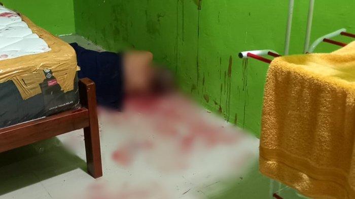 Seorang pria inisial SY ditemukan warga bersimbah darah di dalam rumahnya, di Desa Persiapan Fatimah, Kabupaten Nunukan, Sabtu (06/07/2024), dini hari.