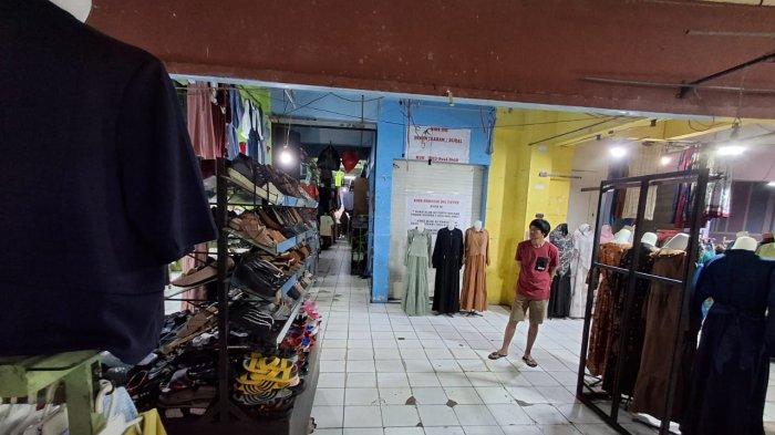 KELUHKAN SEPI - Hj Nawa saat diwawancarai media. Kondisi sepi diakui sejak dua tahun terakhir di lantai satu jejeran ruko Pasar Gusher Tarakan, Kalimantan Utara.