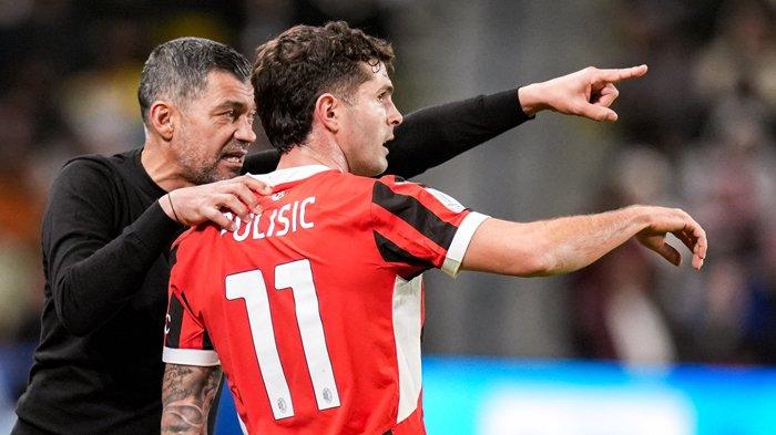Pelatih AC Milan, Sergio Conceicao memberikan instruksi kepada Christian Pulisic saat menghadapi Juventus pada pertandingan semifinal Piala Super Italia, di Al-Awwal Park, Arab Saudi, Sabtu (4/1/2025).