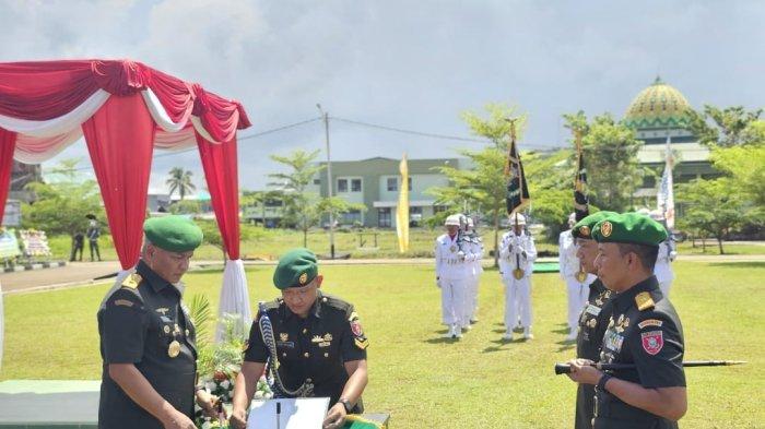 SERTIJAB  DANREM 092 MAHARAJALILA  – Proses serah terima jabatan Danrem 092 Maharajalila dari Brigjen TNI Adek Chandra Kurniawan ke Brigjen TNI Mohammad Sjahroni, Senin (16/6/2025)