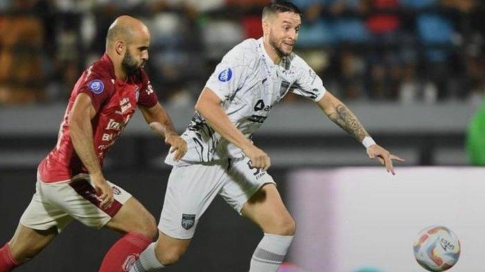 Bali United dikalahkan Borneo FC di Liga 1, dengan skor akhir 2-1. Pesut Etam berhasil mengalahkan Serdadu Tridatu di kandangnya sendiri di Stadion Kapten I Wayan Dipta Gianyar Bali, pada Minggu,(12/11/2023), pukul 20.00 WITA.