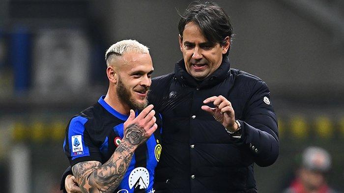 Pelatih Inter Milan Simone Inzaghi (kanan) berbincang dengan Federico Dimarco, pada laga melawan Atalanta di Liga Italia Serie A 2023/2024.