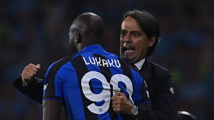 Simone Inzaghi memeluk Romelu Lukaku pada pertandingan final Liga Champions antara Man City vs Inter Milan, di Stadion Ataturk Olimpic, Minggu (11/6/2023).