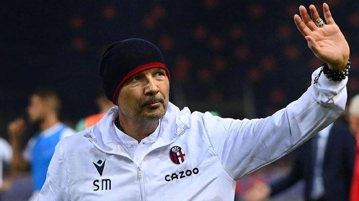 Mendiang Sinisa Mihajlovic saat masih menjadi pelatih Bologna di Liga Italia Serie A.