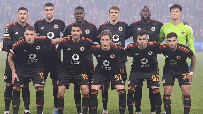 Skuad AS Roma ketika menghadapi Slavia Praha pada Matchday 4 Liga Europa, di Stadion Fortuna Arena pada Jumat (10/11/2023). (Twitter / @OfficialASRoma)