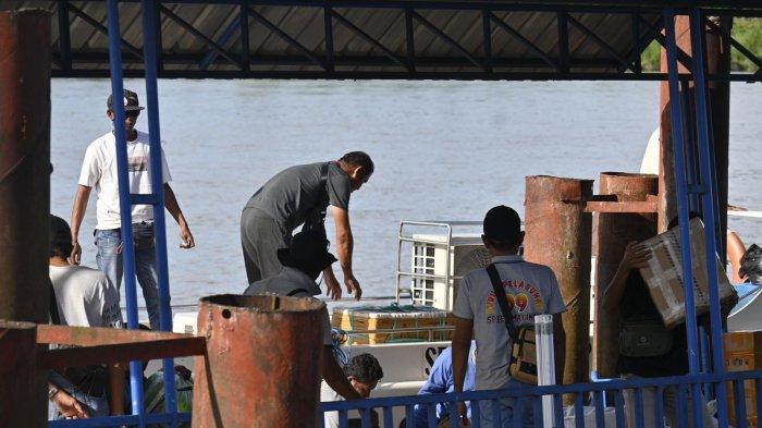 SPEEDBOAT REGULER MALINAU- Sejumlah speedboat reguler menunggu giliran jadwal keberangkatan siang rute Malinau-Tarakan di Pelabuhan Malinau, Kalimantan Utara. Berangkat pagi dan siang.