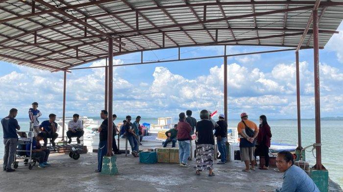 Penumpang mulai turun ke dermaga Pelabuhan PLBL Liem Hie Djung Nunukan, belum lama ini.