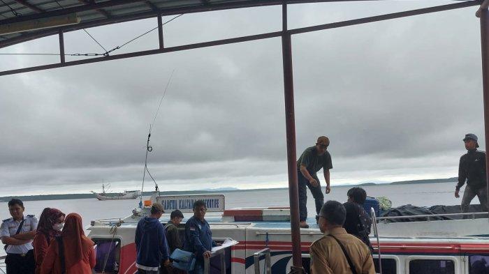 Penumpang mulai turun ke dermaga Pelabuhan PLBL Liem Hie Djung Nunukan, belum lama ini.
