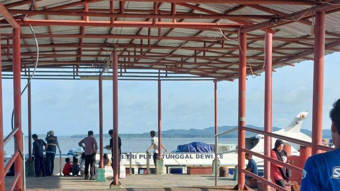 Penumpang mulai turun ke dermaga Pelabuhan PLBL Liem Hie Djung Nunukan, belum lama ini.
