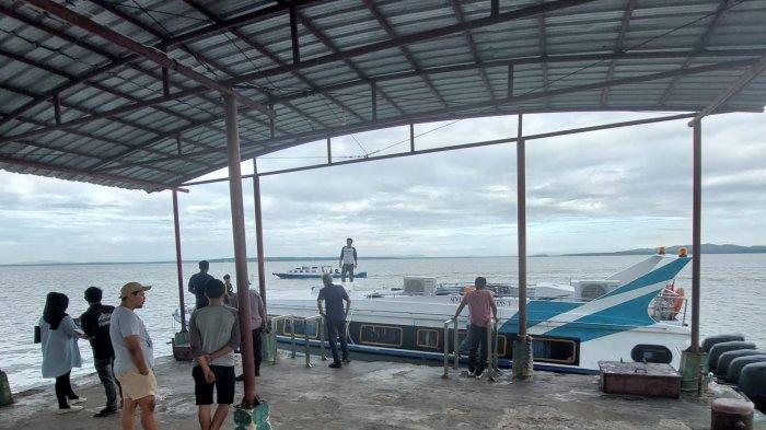 Penumpang mulai turun ke dermaga Pelabuhan PLBL Liem Hie Djung Nunukan, belum lama ini.