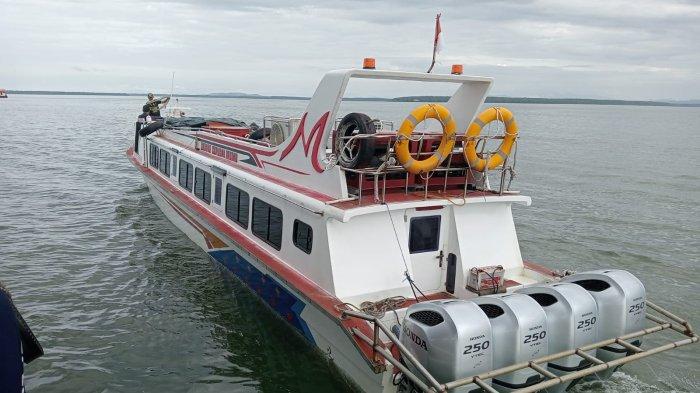 Penumpang mulai turun ke dermaga Pelabuhan PLBL Liem Hie Djung Nunukan, belum lama ini.