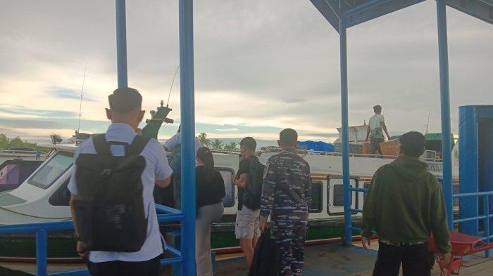 ANGKUTAN AIR – Aktivitas penumpang speedboat reguler di Pelabuhan Kayan II Tanjung Selor Bulungan Kalimanan Utara  akan berlayar menuju Tarakan.