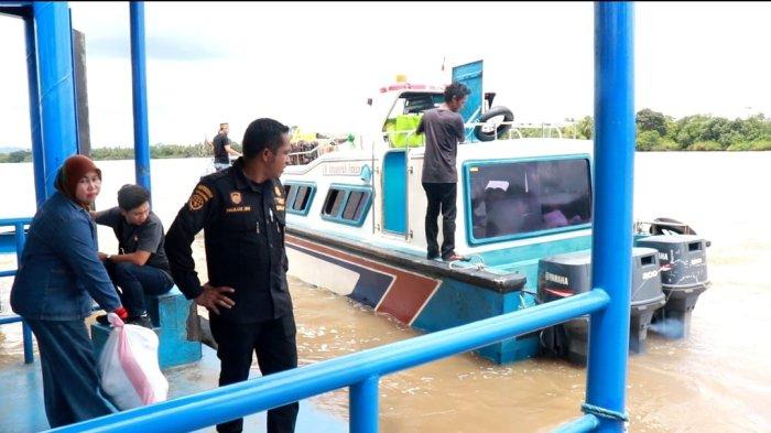 ANGKUTAN AIR – Aktivitas penumpang speedboat reguler yang hendak menuju Tarakan melalui Pelabuhan Kayan II Tanjung Selor, Bulungan Kalimantan Utara.