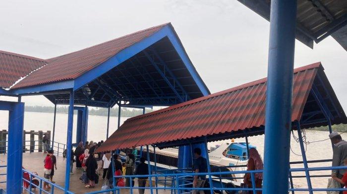 JADWAL SPEED REGULER – Aktivitas penumpang speedboat reguler di Pelabuhan Kayan II Tanjung Selor yang hendak bertolak menuju Tarakan, Kalimantan Utara/