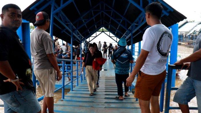 ANGKUTAN AIR – Aktivitas penumpang speedboat reguler di Pelabuhan Kayan II Tanjung Selor Bulungan Kalimantan Utara saat akan berlayar menuju Tarakan.