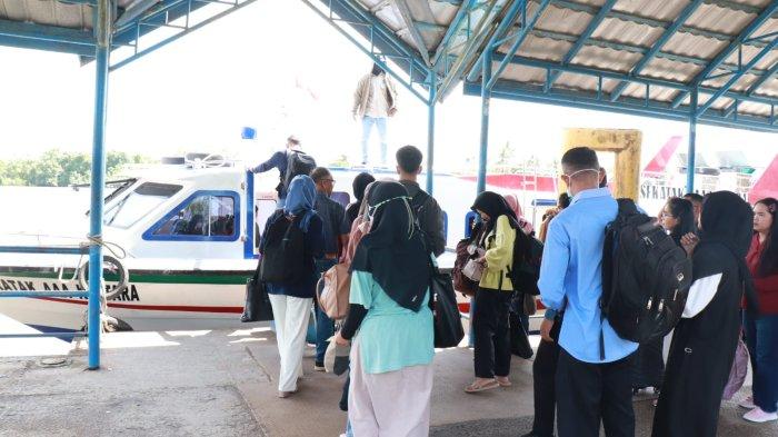 PENUMPANG SPEEDBOAT REGULER- Penumpang naik ke dalam speedboat reguler di Pelabuhan Kayan II Tanjung Selor, Bulungan menuju Tarakan Kalimantan Utara.