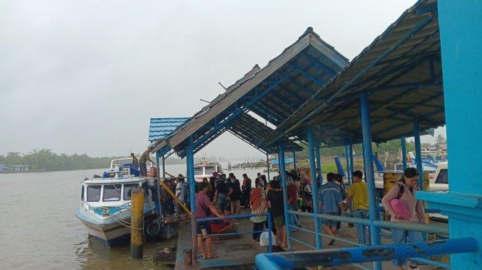 PENUMPANG SPEEDBOAT REGULER – Aktivitas penumpang speedboat reguler  di Pelabuhan Kayan II, Tanjung Selor, Bulungan Kalimantan Utara.