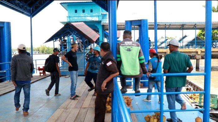 ANGKUTAN AIR – Aktivitas penumpang speedboat reguler saat akan berlayar dari Pelabuhan Kayan II Tanjung Selor  menuju Tarakan Kalimantan Utara.