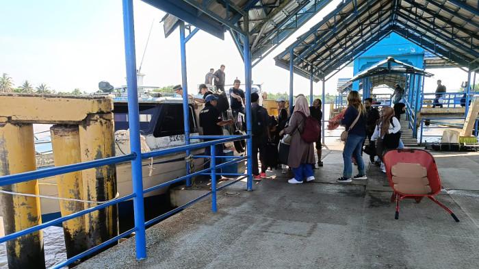 JADWAL SPEED REGULER – Aktivitas penumpang speedboat reguler di Pelabuhan Kayan II Tanjung Selor Bulungan Kalimantan Utara (Kaltara) setiap harinya.