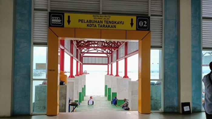 Aktivitas di Pelabuhan Tengkayu tampak penumpang menanti keberangkatan dan kedatangan speedboa