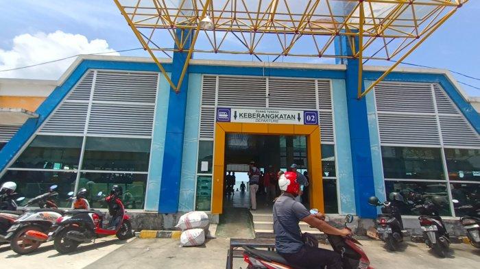 Kegiatan penumpang speedboat reguler sebelum keberangkatan dari Pelabuhan Tengkayu 1 Tarakan, Provinsi Kalimantan Utara