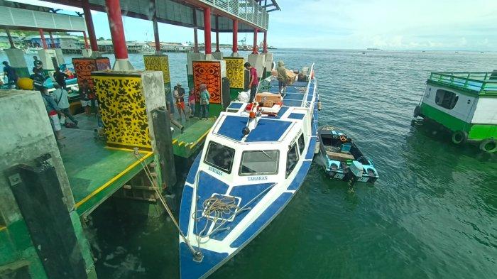 Aktivitas sejumlah penumpang speedboat reguler berangkat dari lokasi Pelabuhan Tengkayu 1 Tarakan, Kalimantan Utara.