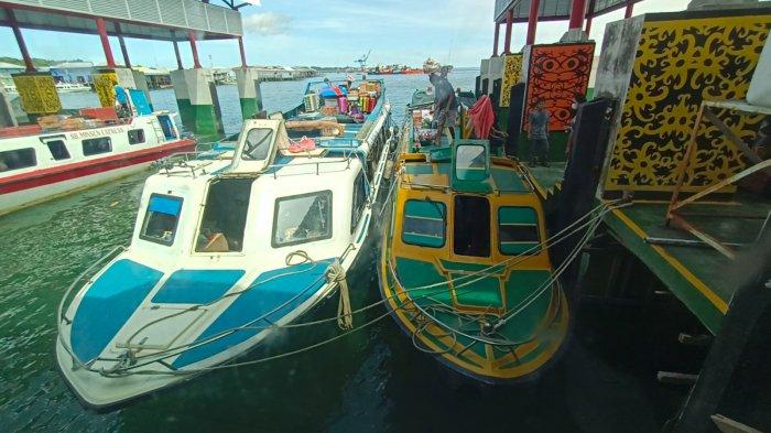 Kegiatan penumpang speedboat reguler di dalam terminal keberangkatan Pelabuhan Tengkayu 1 Tarakan sebelum menuju Tanjung Selor, Kalimantan Utara.
