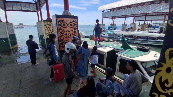 PENUMPANG SPEEDBOAT REGULER- Tampak aktivitas penumpangg speedboat reguler di Pelabuhan Tengkayu 1 Tarakan yang akan berangkat ke rute tujuan di Kalimantan Utara.
