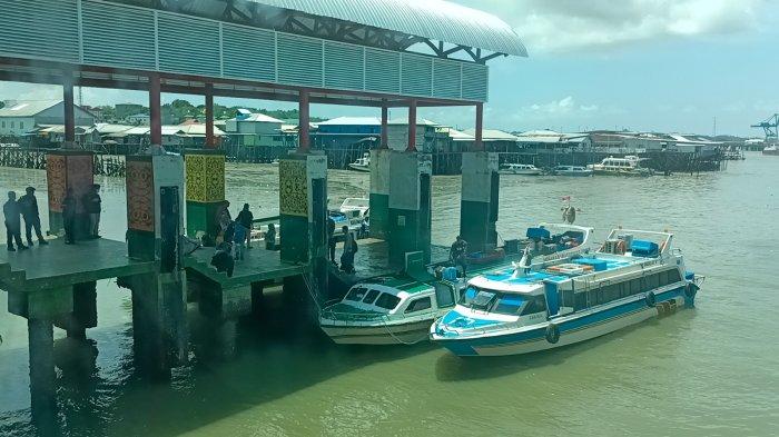 Aktivitas penumpang di Pelabuhan Tengkayu 1 Tarakan, Kalimantan Utara, Senin (25/12/2023).