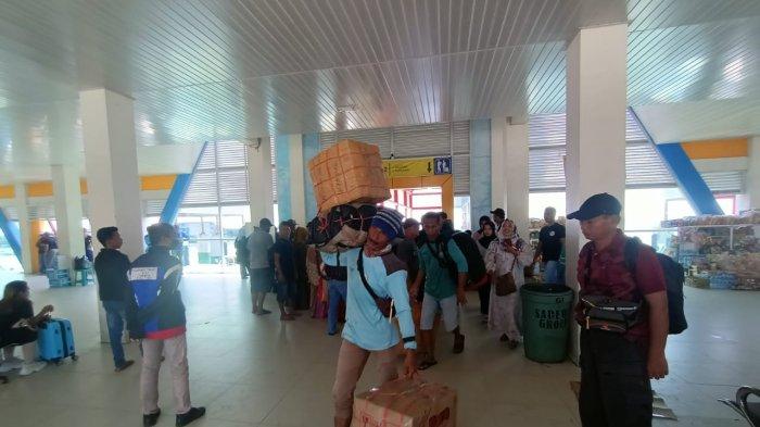 Aktivitas penumpang di Pelabuhan Tengkayu Satu Tarakan.