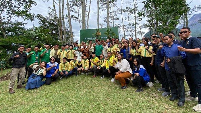Sri Sultan HB X bersama para Ketua Umum organisasi pemuda lintas agama ke Gunung Merapi tepatnya di Nawang Jagad, Kaliurang, Pakembinangun, Sleman Yogyakarta pada Senin (20/01/2025).