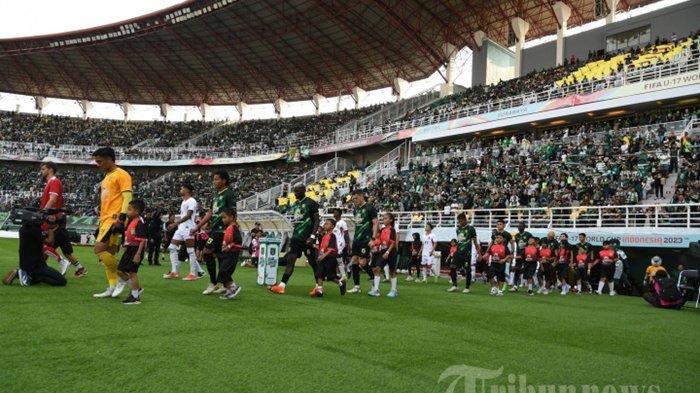 PERSEBAYA vs PSIS - Tim Persebaya memasuki lapangan usai launching tim di Stadion Gelora Bung Tomo Surabaya, Minggu (24/8/2024). Duel Persebaya vs PSIS di Liga 1 digelar di Stadion Gelora Bung Tomo, markas Bajul Ijo.