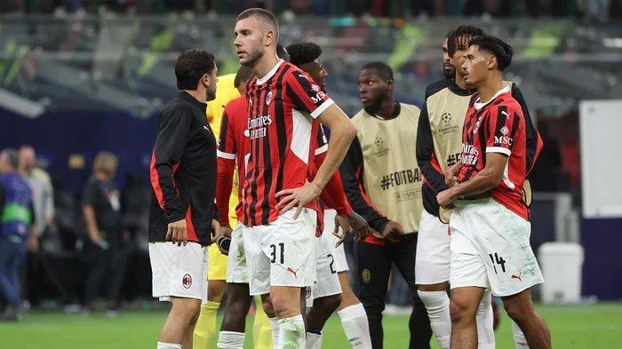Ekspresi Strahinja Pavlovic saat AC Milan dipermalukan Liverpool pada partai pembuka Liga Champions 2024/2025, di Stadion San Siro, Rabu (18/9/2024).