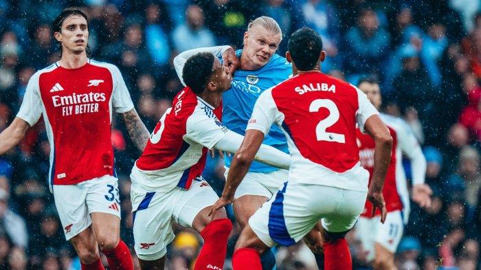 Striker Man City Erling Haaland berjibaku dengan sejumlah pemain Arsenal dalam duel di Liga Inggris, Minggu (23/9/2024). (Twitter/@ManCity)