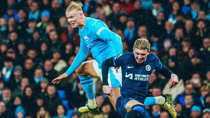 Striker Manchester City duel dengan pemain Chelsea dalam pertandingan Liga Inggris, Minggu (18/2/2024) dini hari WIB. (Twitter/@ManCity)