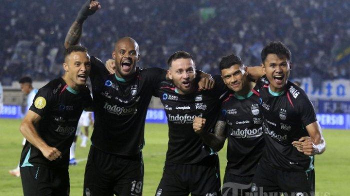 DAFTAR PEMAIN CEDERA - Striker Persib Bandung, David da Silva melakukan selebrasi bersama rekan-rekannya setelah mencetak gol ke gawang PSBS Biak pada laga perdana Liga 1 2024-2025 di Stadion Si Jalak Harupat, Kabupaten Bandung, Jawa Barat, Jumat (9/8/2024). Kabar David da Silva cedera, diungkap langsung oleh pelatih Persib Bandung Bojan Hodak jelang lawatan ke markas Borneo FC di pekan ke-28 Liga 1 2024/2025 (TRIBUN JABAR/GANI KURNIAWAN)