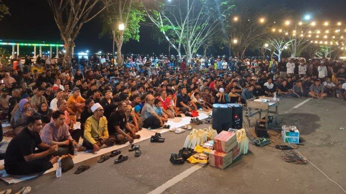 Suasana Nobar yang digelar Pemkab Bulungan Di Kampung Arab, Senin (29/4) dipadati oleh warga Bulungan. (TribunKaltara.com / Desi Kartika)