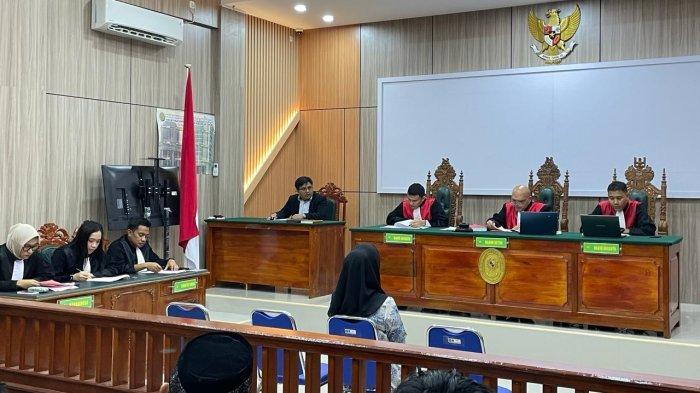 Suasana ruang sidang kasus dugaan money politics (politik uang) yang menjerat seorang Caleg (calon legislatif) DPRD Nunukan inisial SR (23) sedang berlangsung di Pengadilan Negeri Nunukan, Senin (29/01/2024), pukul 10.00 Wita.