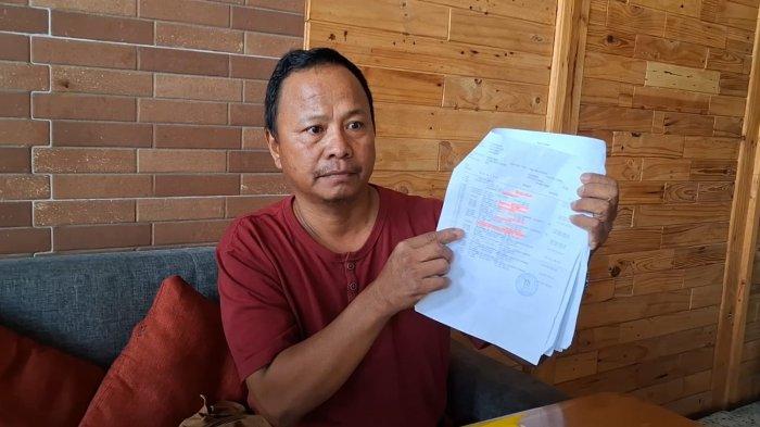 SAMPAIKAN DATA - Sudirman, korban  pembobolan uang sekaligus nasabah BNI Tarakan dan kehilangan Rp575 juta di aplikasi Wonder BNI saat memperlihatkan nominal angka yang terkuras.  TRIBUNKALTARA.COM/ANDI PAUSIAH