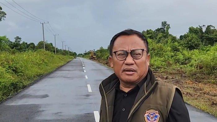 Suheriyatna saat meninjau jalan penghubung ke Pelabuhan Bebatu yang dibangun Pemkab Tana Tidung. Sebagian sudah diaspal, sebagian lagi masih jalan tanah. (Istimewa)