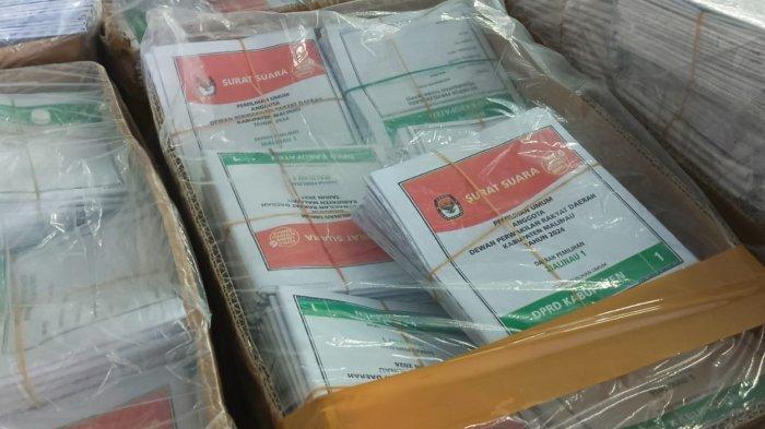 Surat suara Pemilu 2024 di Malinau, Kalimantan Utara. Pada hari pemungutan suara, tiap TPS mendapatkan tambahan 2 persen surat suara tambahan.