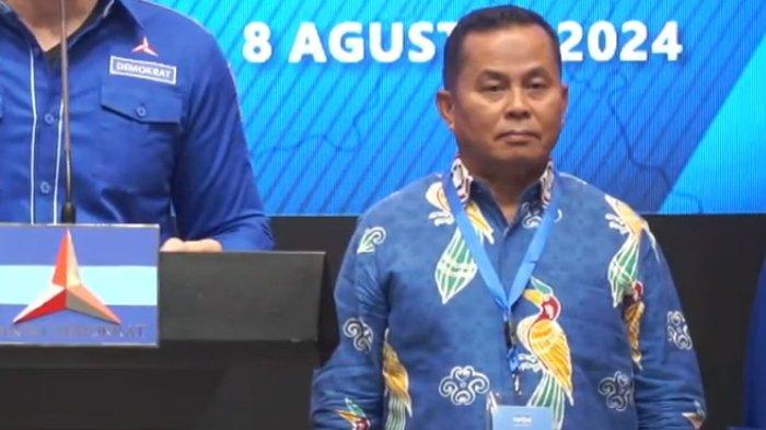 Bakal Calon Wakil Gubernur Kalimantan Utara, Mayjen TNI (Pur) Suratno saat diusung oleh Partai Demokrat untuk maju di Pilgub Kaltara mendampingi Yansen Tipa Padan, Kamis (8/8/2024). (YouTube /  Partai Demokrat)