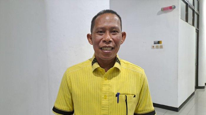 SALAH ORANG - Ketua DPD Golkar Kaltara, Syarwani. Para wartawan salah orang, mengira Bupati Bulungan Syarwani adalah Masinton Pasaribu, kader PDIP yang juga Bupati Tapanuli Tengah, saat tiba di Bandara YIA, Kulon Progo, DI Yogyakarta, Jumat (21/2/2025).